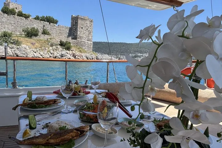 Excursión privada en barco por Bodrum: 6 horas con almuerzo y parada para bañarse