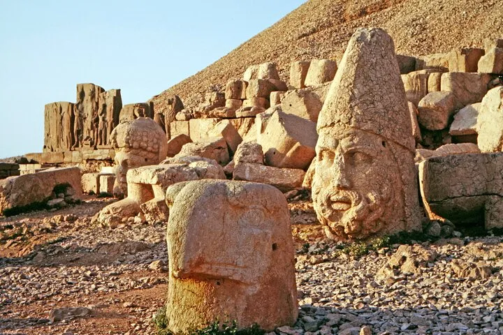 Excursión privada VIP de día completo a Karakus, Cendere, Arsemia y el monte Nemrut