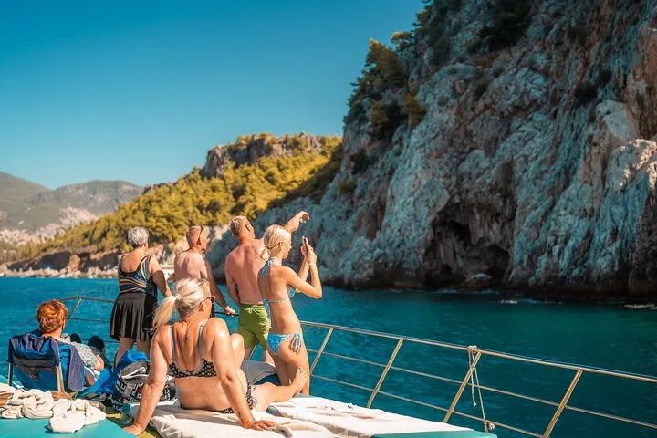 Tour en barco relajante por Alanya con almuerzo, refrescos & traslado