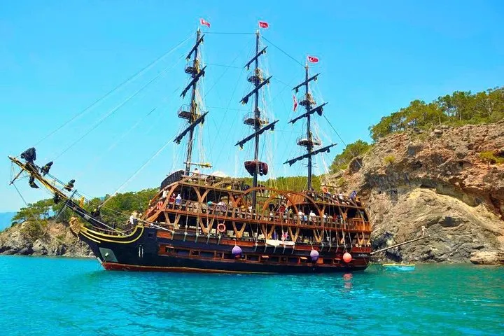 Yate pirata en Kemer con discoteca y almuerzo