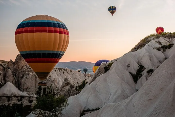 Boleto de Vuelo en Globo de Capadocia sobre el valle de Göreme