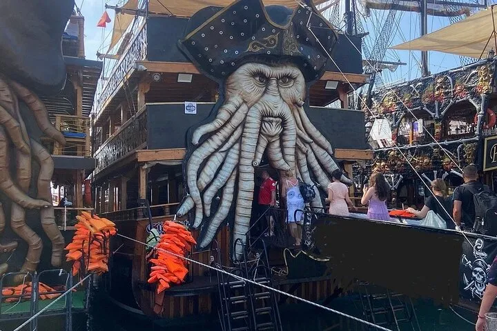 Tour en barco pirata de Alanya con fiesta de la espuma, refrescos & traslado