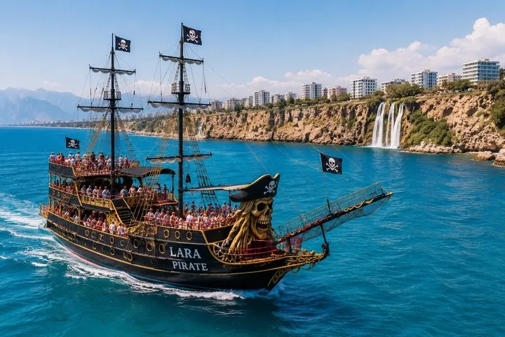 Paseo en barco pirata en Antalya Lara con refrescos, almuerzo & recogida