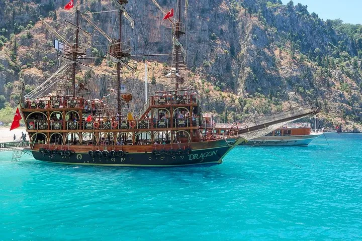 Fethiye: Excursión en barco pirata por Ölüdeniz con paradas para bañarse, almuerzo incluido