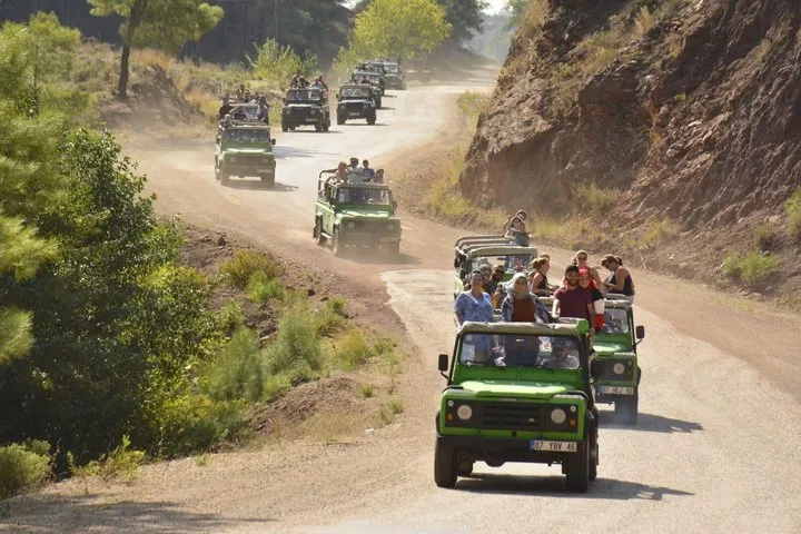 Excursión en jeep por Marmaris con visita a una cascada y peleas de agua