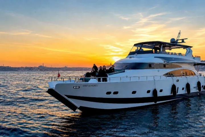 Crucero de Lujo al Atardecer por el Bósforo de Estambul en Yate con Aperitivos