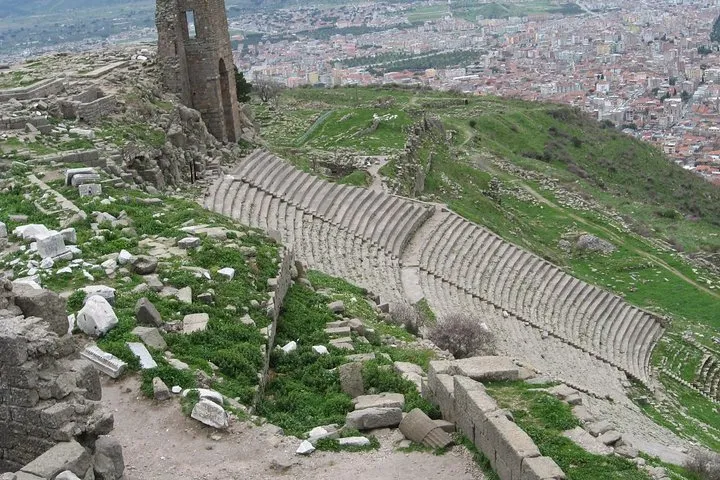 Tour de la Acrópolis de Pérgamo y el Asclepeion desde el Puerto de Dikili con Guía Privado