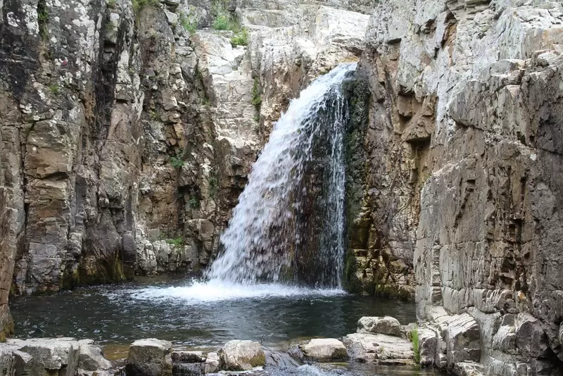 Monapetra Kayalıkları ve Cehennem Waterfall