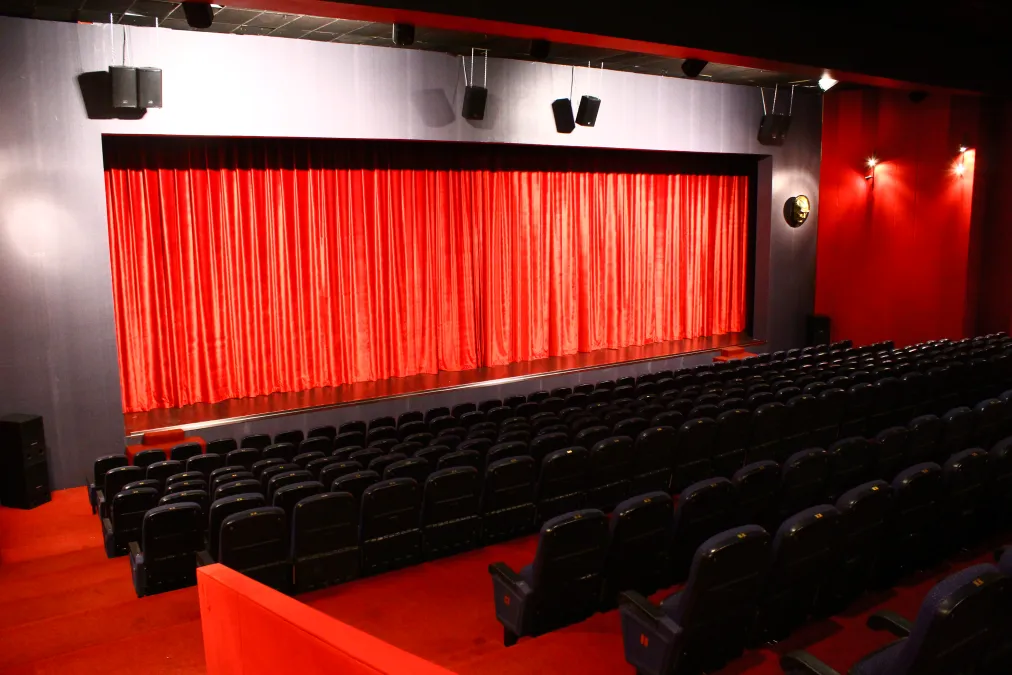 Sahne Tozu Theatre Haldun Dormen Stage